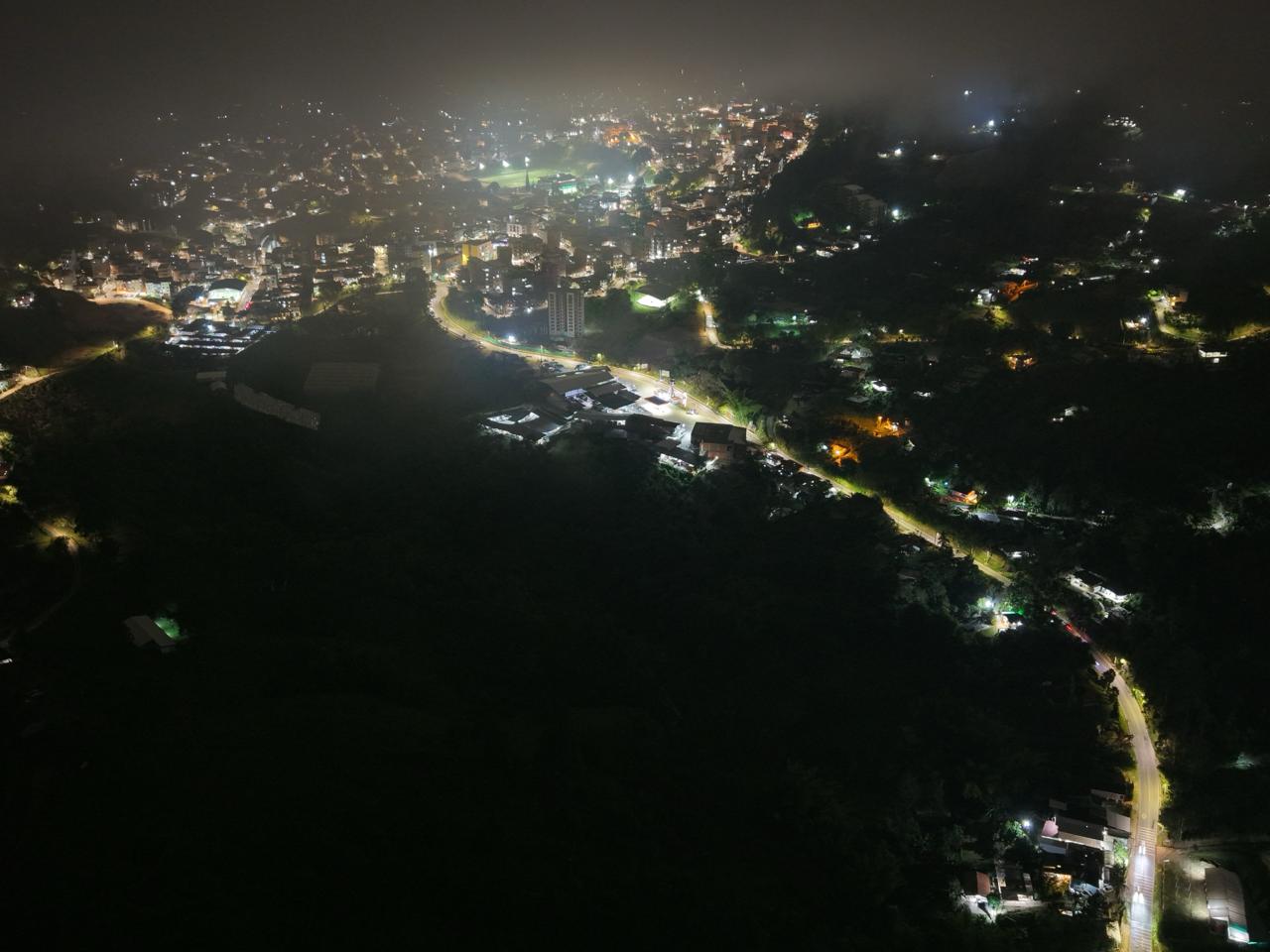 Iluminan vía de Marinilla a El Peñol con lámparas LED