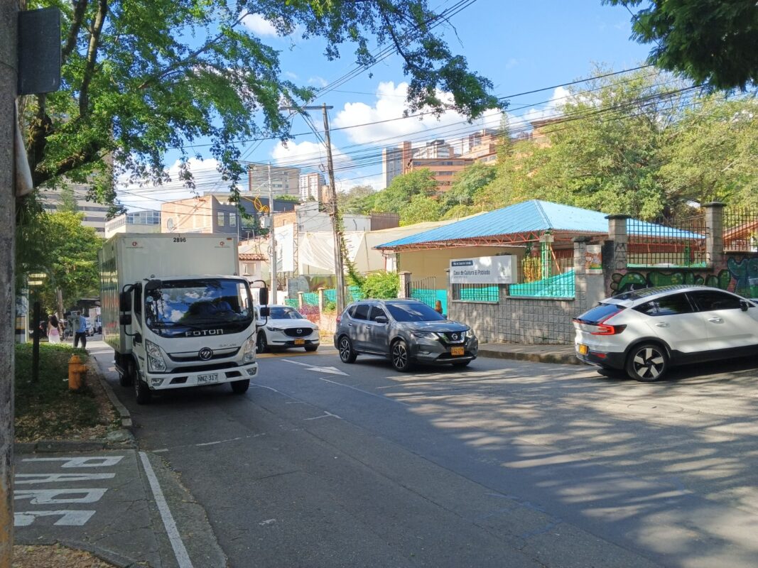 Cruce peligroso para peatones frente a la Casa de la Cultura El Poblado
