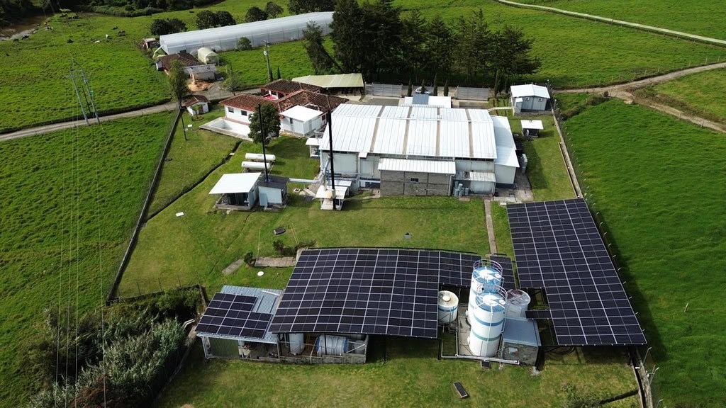 Paneles solares en factoría procesadora de frutas y hortalizas en zona rural de La Unión