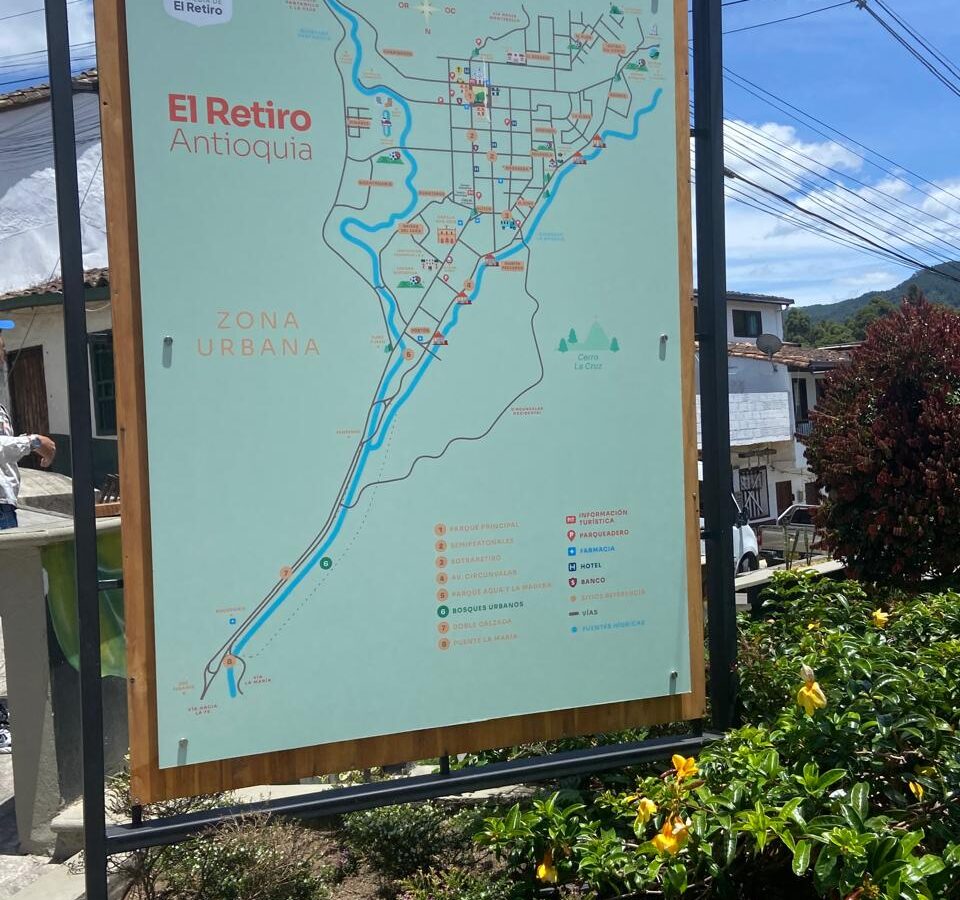 Renuevan valla con información turística en El Retiro