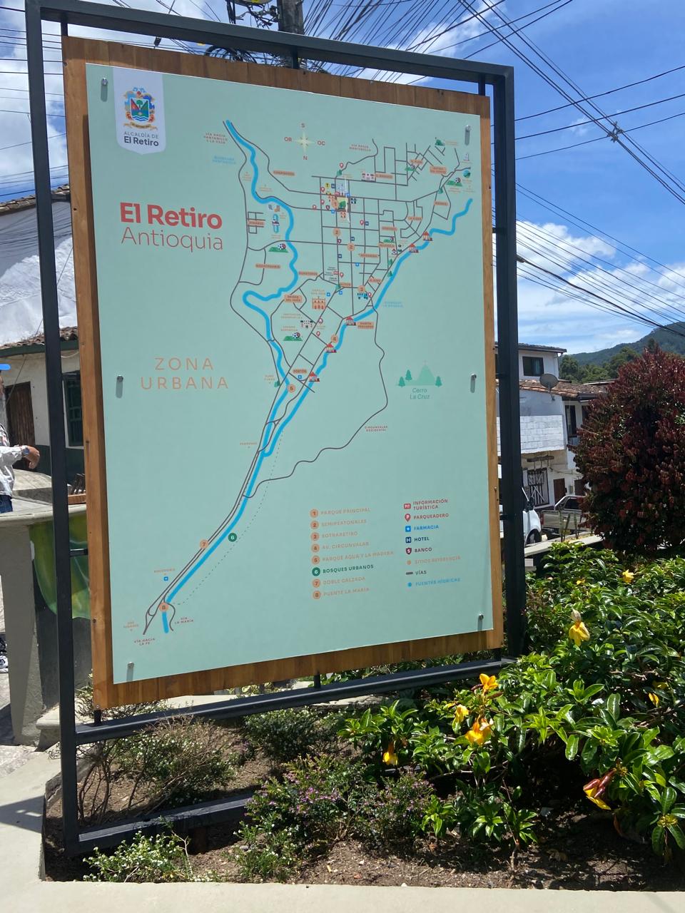 Renuevan valla con información turística en El Retiro