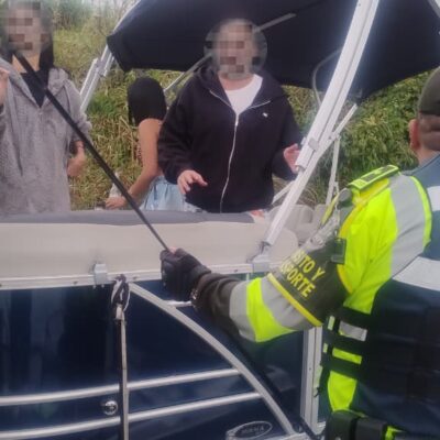 Rescatan a turistas a la deriva en una embarcación, en embalse Peñol-Guatapé