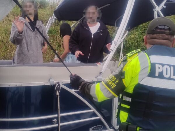 Rescatan a turistas a la deriva en una embarcación, en embalse Peñol-Guatapé