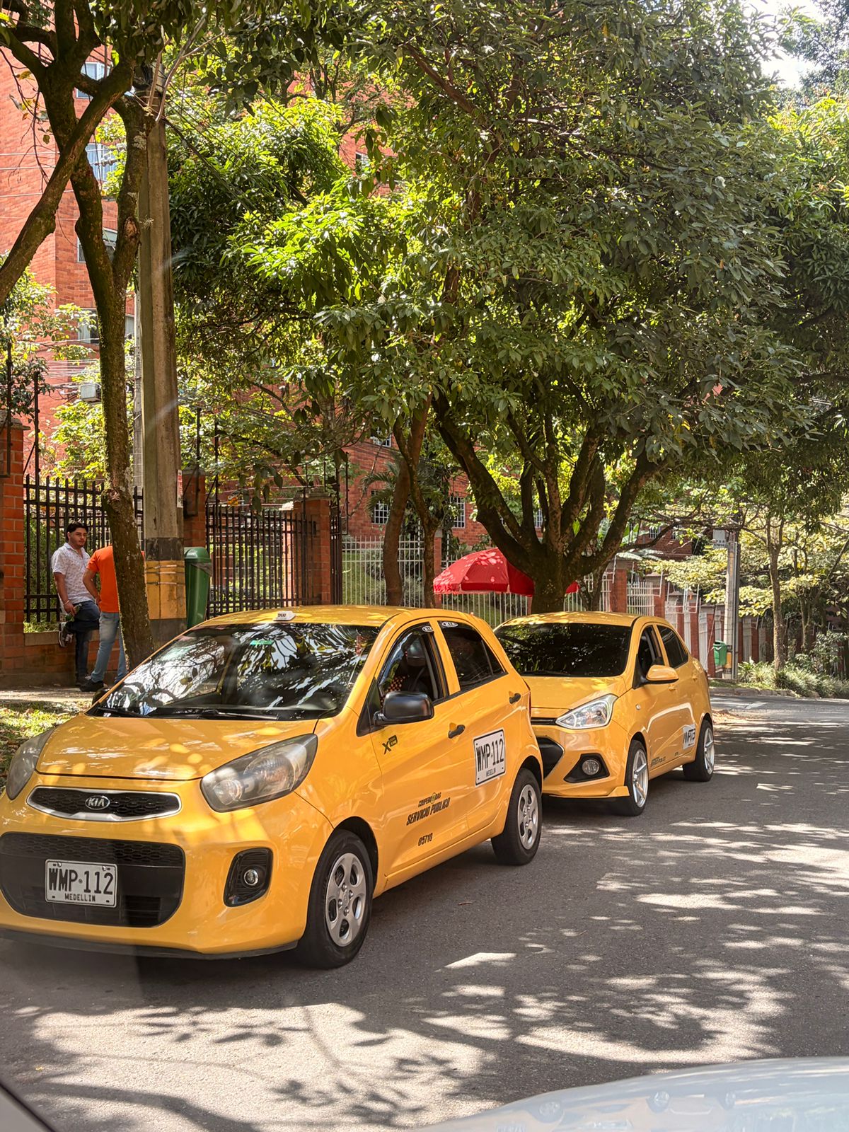 Acopio de taxis informal en Castropol