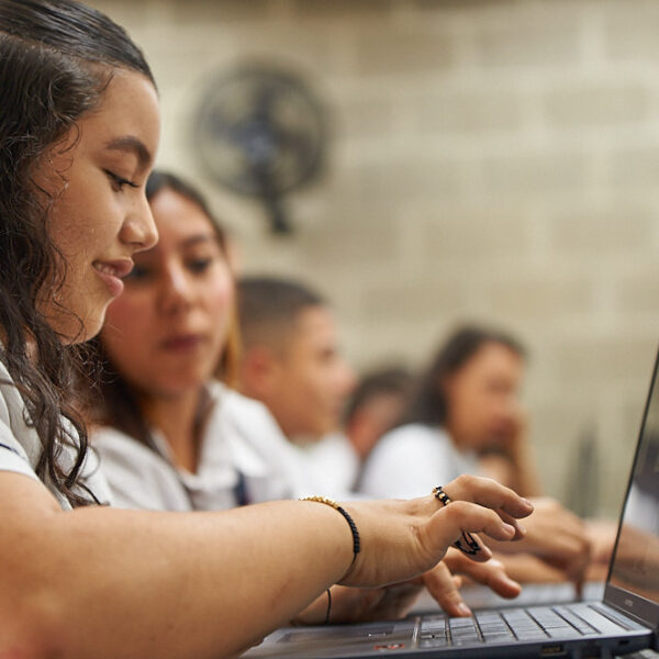 Con obras por impuestos, entregan 336 portátiles a escuela rural de Sonsón
