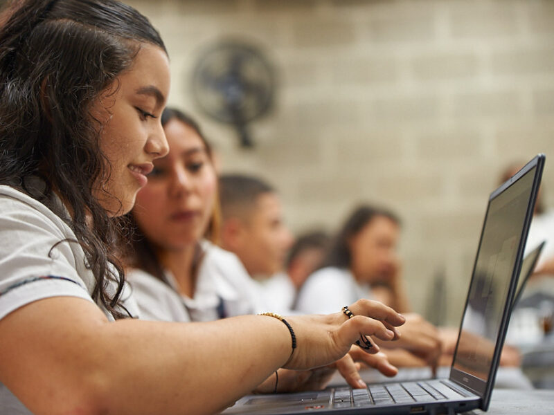 Con obras por impuestos, entregan 336 portátiles a escuela rural de Sonsón