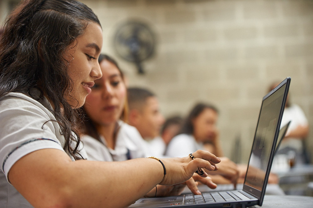 Entregan 336 computadores portátiles a escuela rural de Sonsón