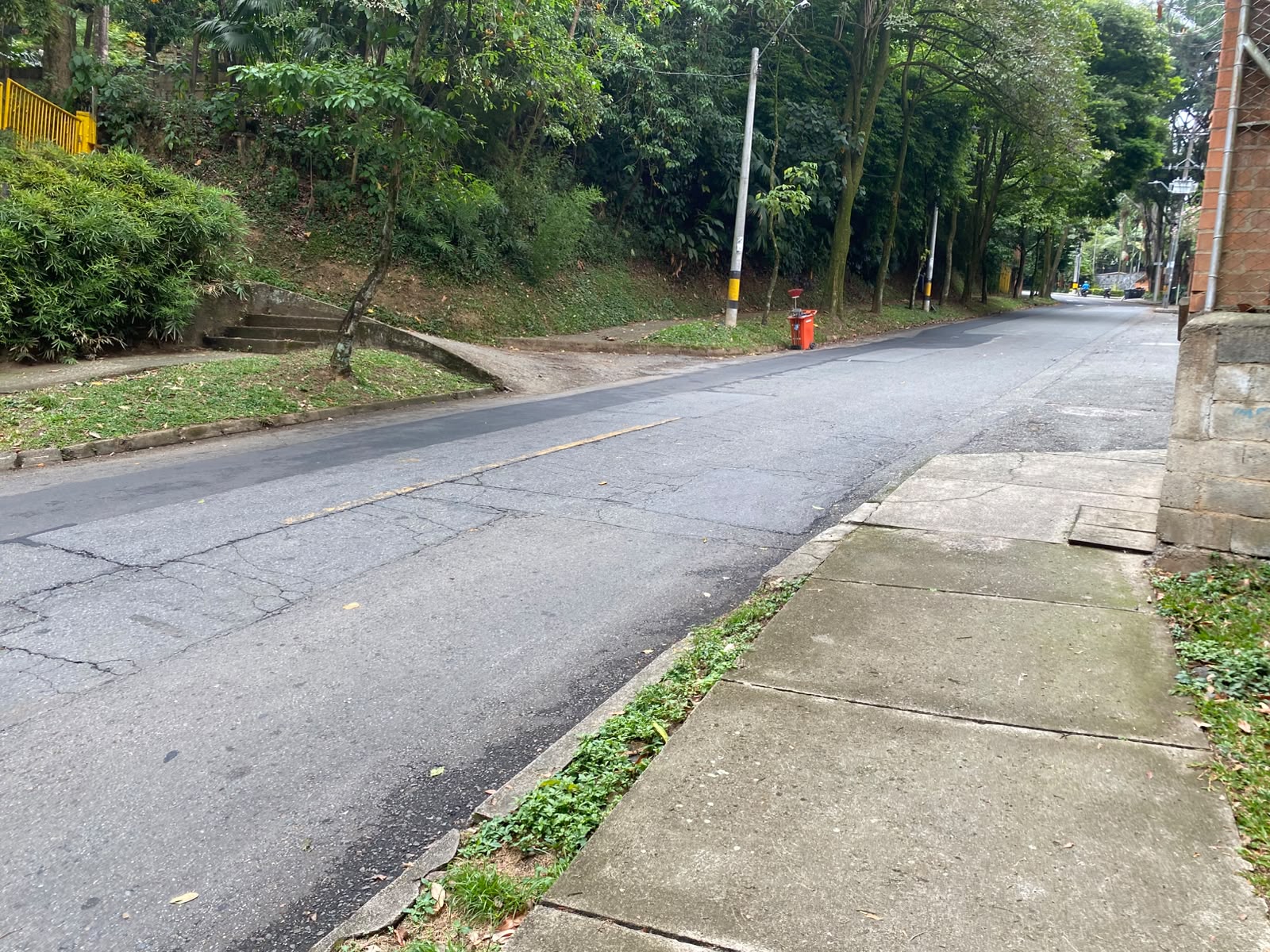 Calles cuarteadas en el barrio Castropol, de El Poblado