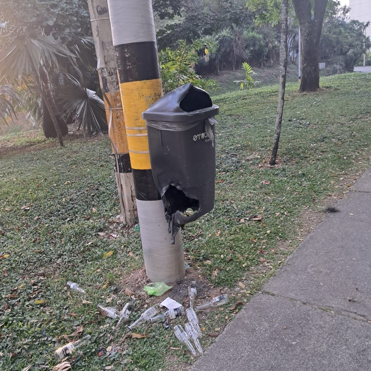 Más reportes por canecas dañadas en El Poblado