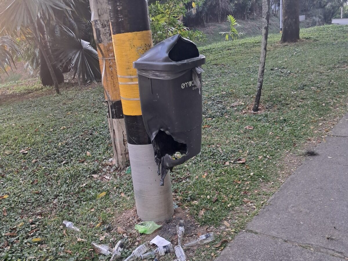 Caneca vandalizada loma de San Julián