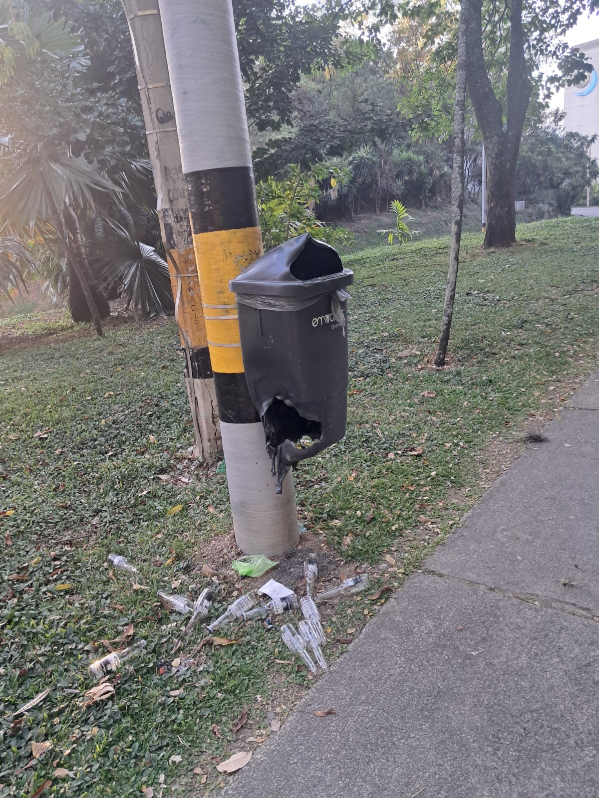 Caneca vandalizada loma de San Julián
