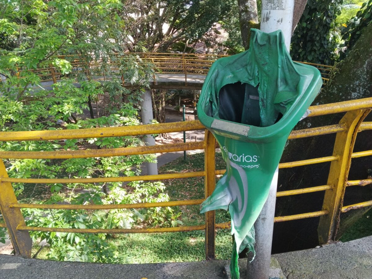 Piden retirar caneca “derretida” en Aguacatala