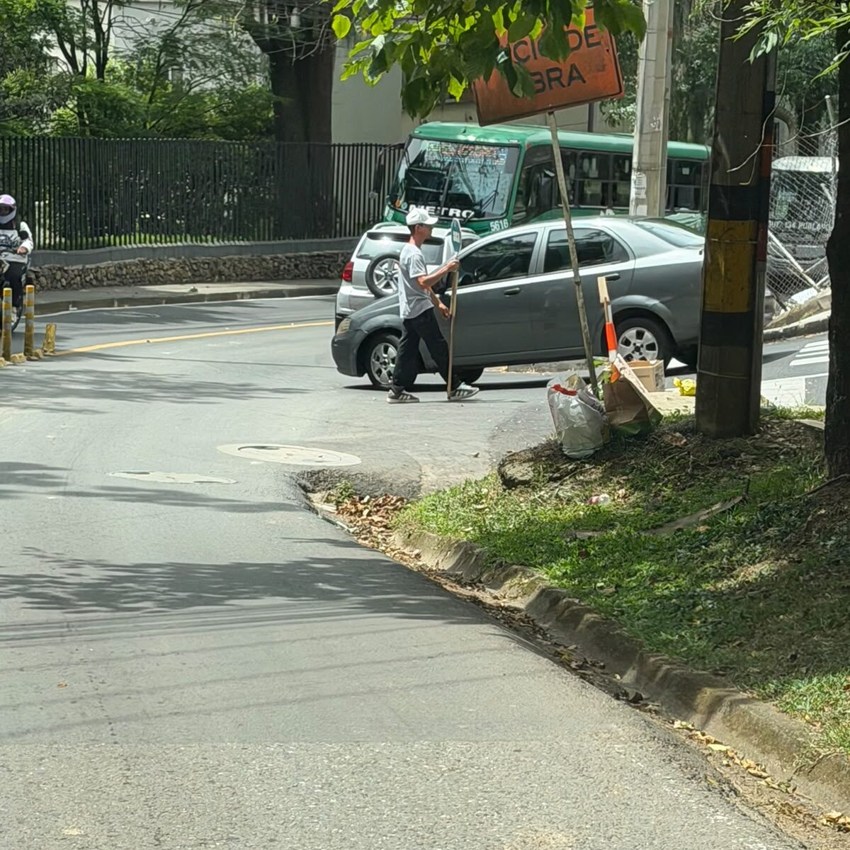 Falso guarda de tránsito en loma de El Tesoro