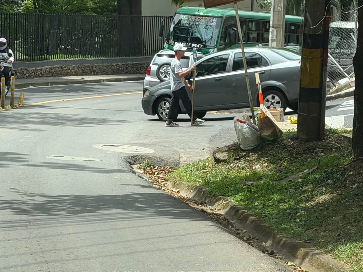 Falso guarda de tránsito en loma de El Tesoro