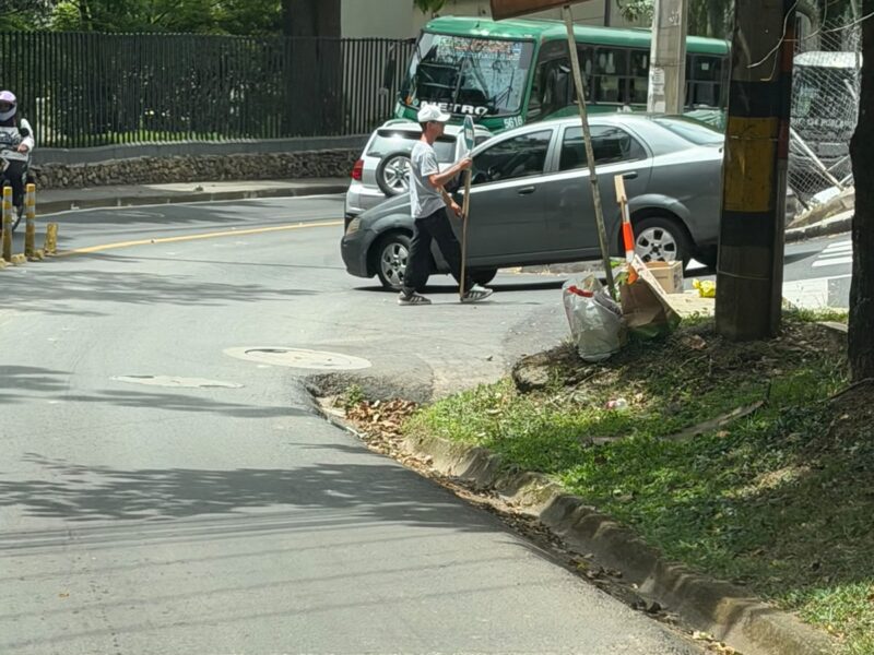 Falso agente de tránsito en la loma de El Tesoro