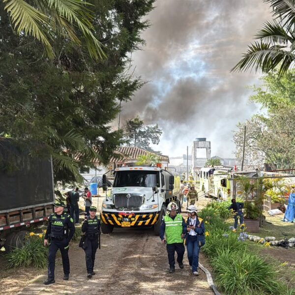Bomberos de cuatro municipios de Oriente atienden incendio en zona rural de Rionegro