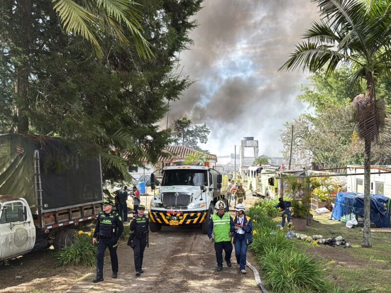 Bomberos de cuatro municipios de Oriente atienden incendio en zona rural de Rionegro