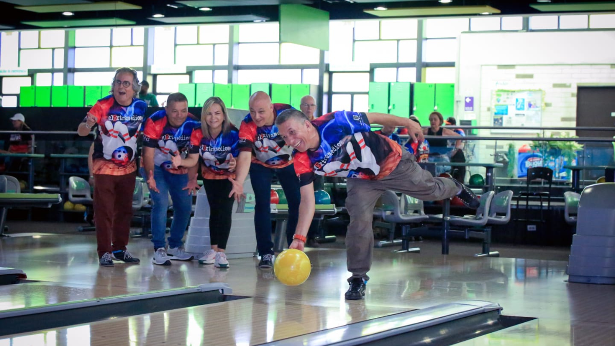 Los medios de comunicacion de Medellin se vuelven a unir en un torneo de bolos