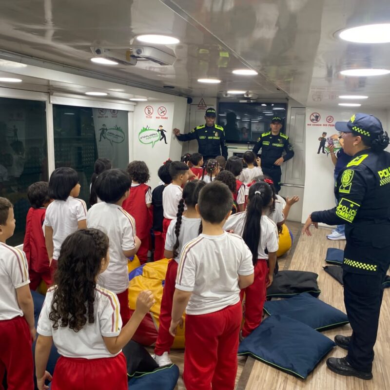 El Polibús estuvo en el parque de El Poblado, con su mensaje a niños sobre convivencia y autocuidado