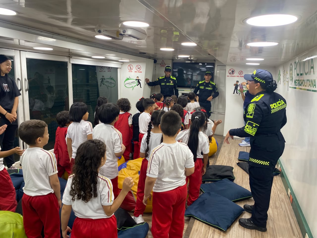Estrategia formativa Polibús en el parque de El Poblado