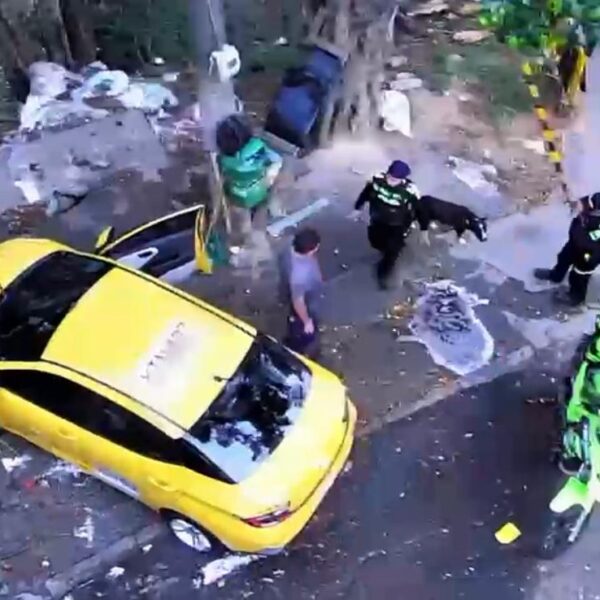 Van 81 sancionados por lavar carros en vía pública y derrochar agua, en Medellín