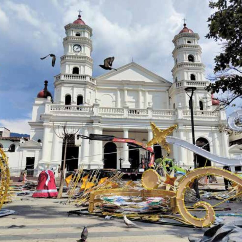 Envigado inició el montaje del alumbrado navideño