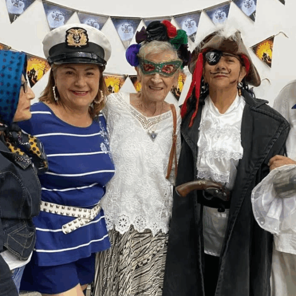 Con disfraces, Fundalianza celebra la vida junto a personas con Parkinson