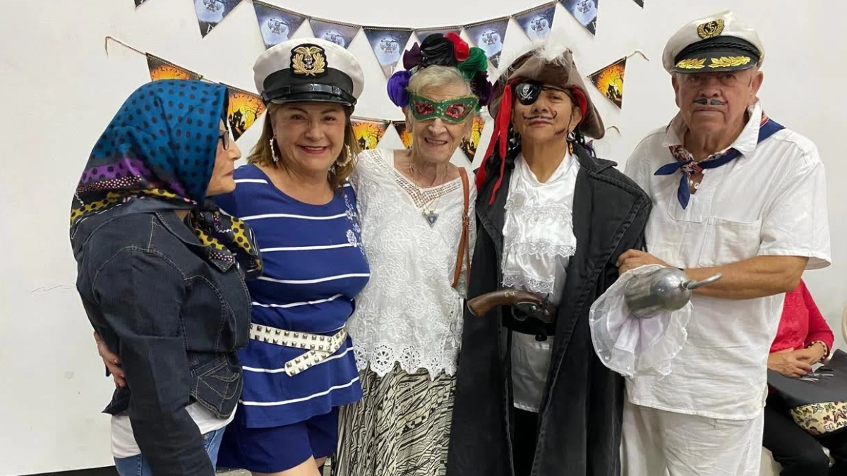 Con disfraces, Fundalianza celebra la vida junto a personas con Parkinson
