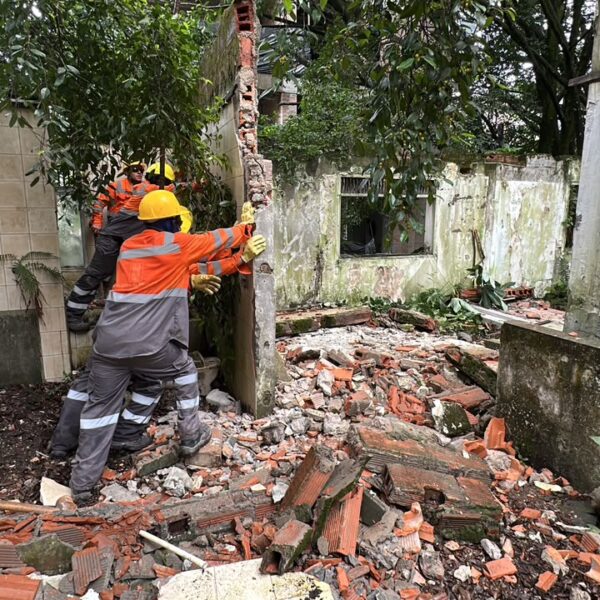 Comenzó demolición de una casa vinculada al narcotráfico, en El Poblado