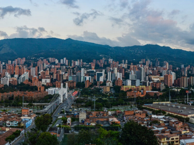 ¿Qué le devuelve el sector de la construcción a El Poblado? 