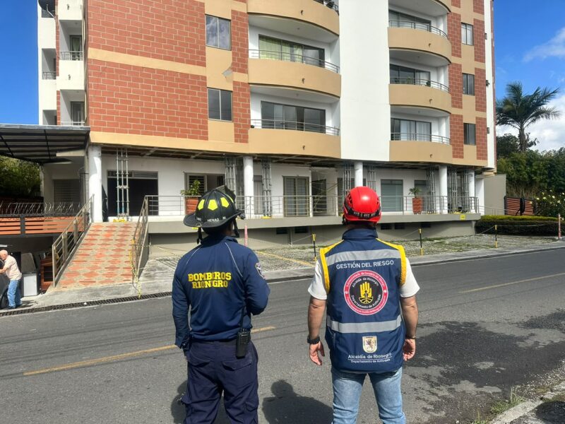 Edificio Torres del Rosal, en Rionegro, afectado por terremoto