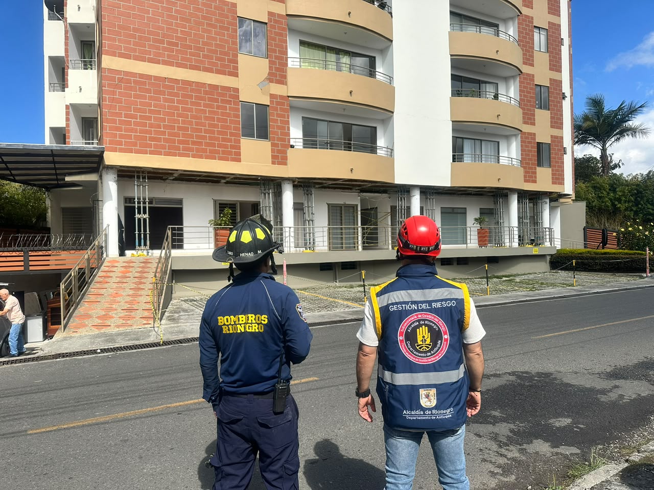 Edificio Torres del Rosal, en Rionegro, afectado por terremoto