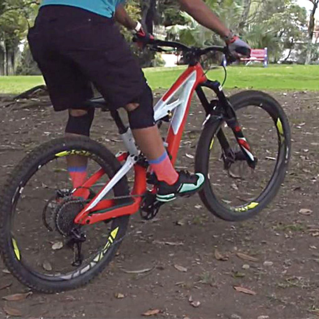 levantar la llanta delantera de la bicicleta