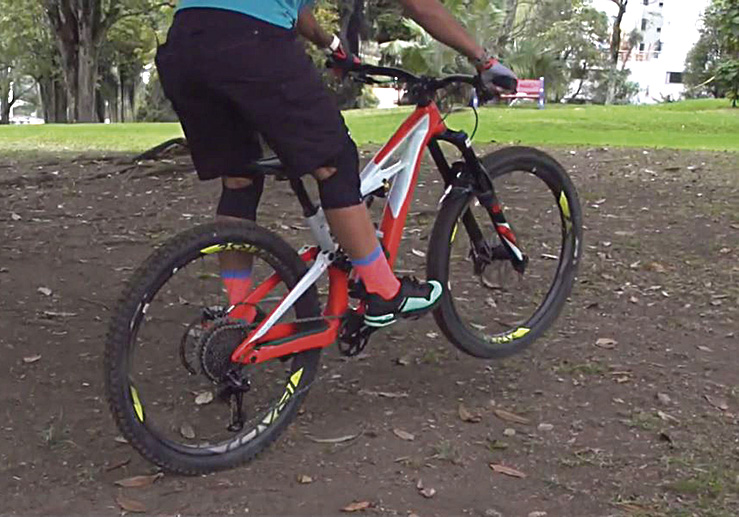 levantar la llanta delantera de la bicicleta