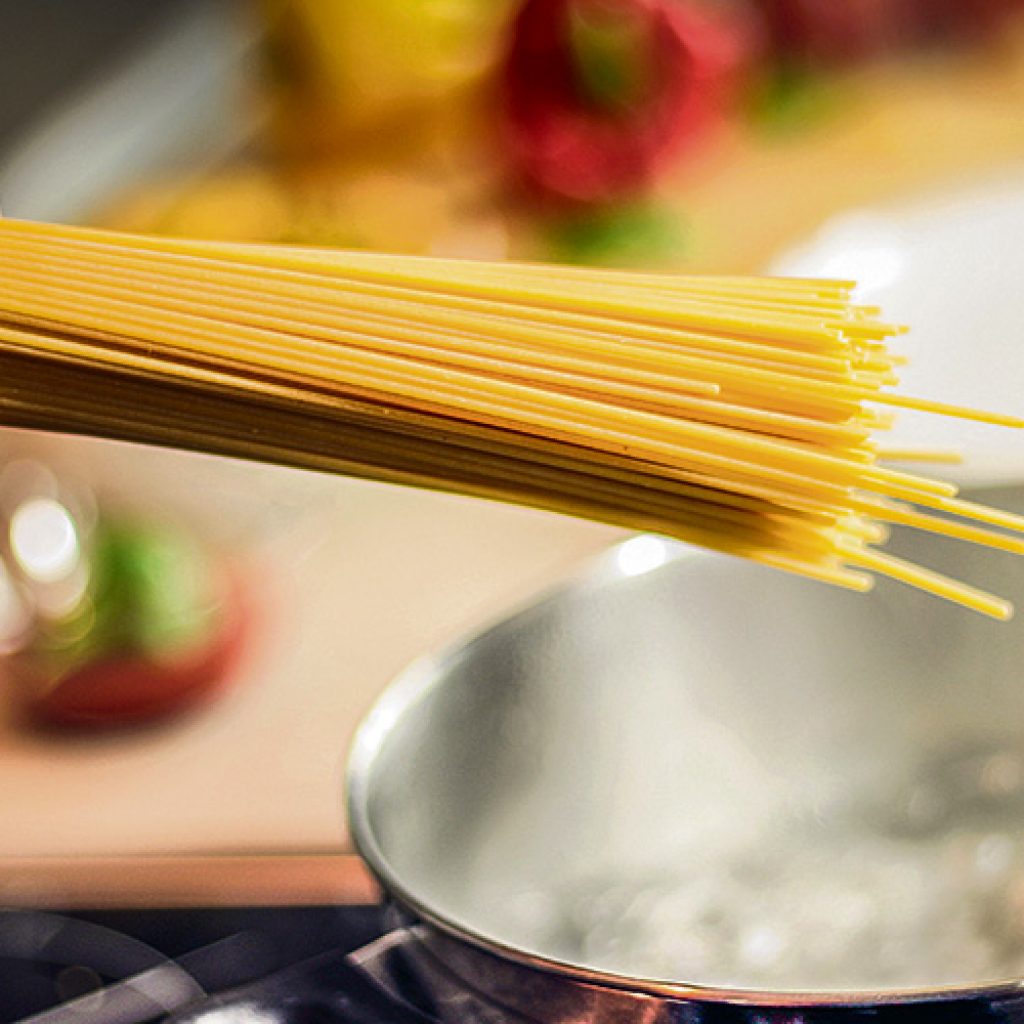 ¿Cómo hacer que la pasta no se pegue?