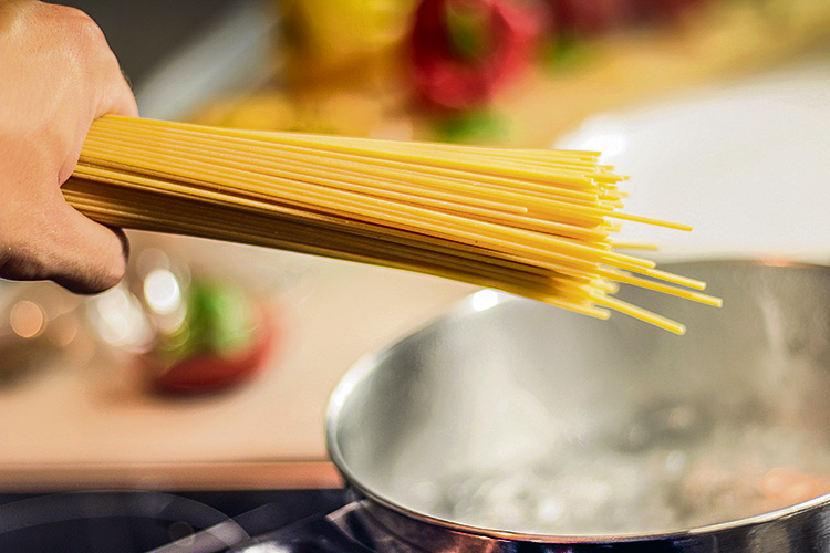 ¿Cómo hacer que la pasta no se pegue?