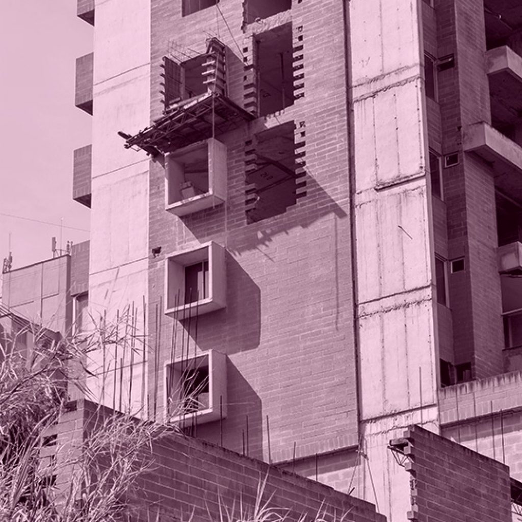 Una de las torres del edificio quedó pendiente por concluir.