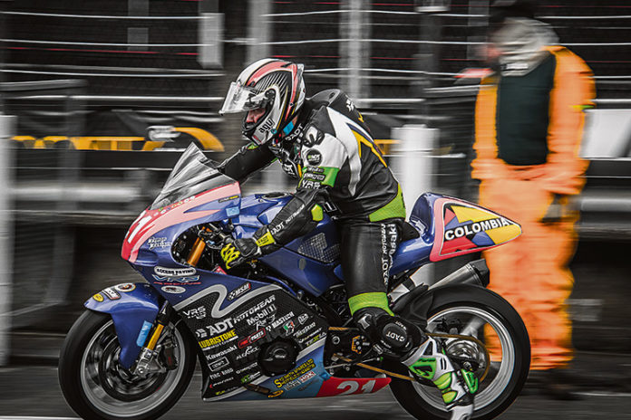 Daniel Fernández en la Isla de Man / La moto en la que Daniel compitió la alquiló en la Isla de Man. Foto cortesía Twenty Six Colombia