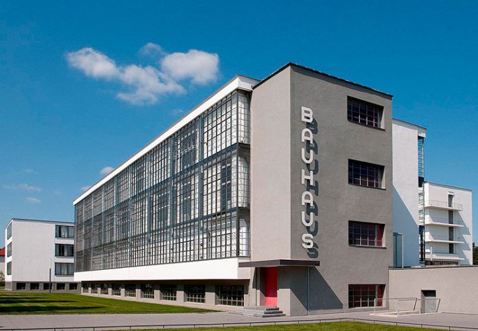Edificio de la Bauhaus en Dessau. Autor Walter Gropius, 1925.