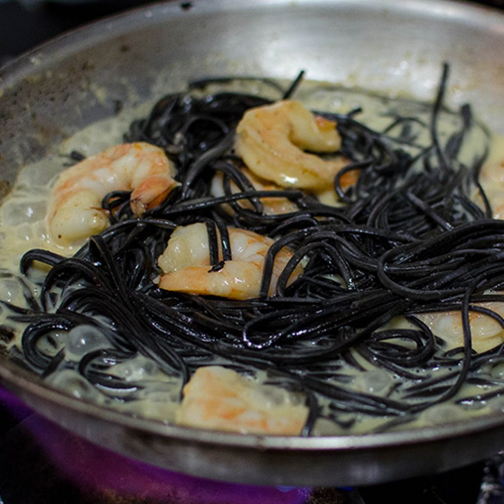 fetuccini negro con langostinos