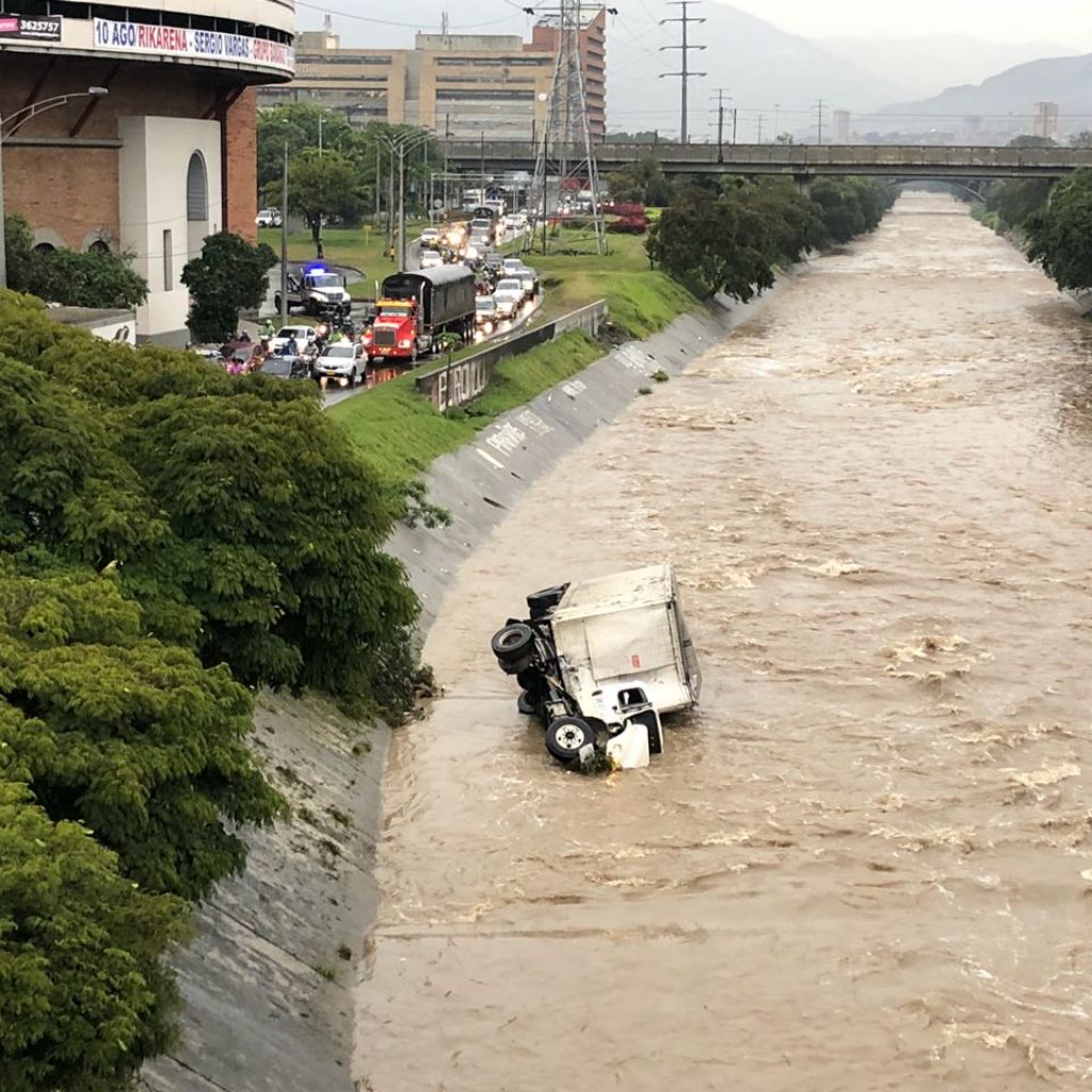 Tractocamión cayó al Río Medellín
