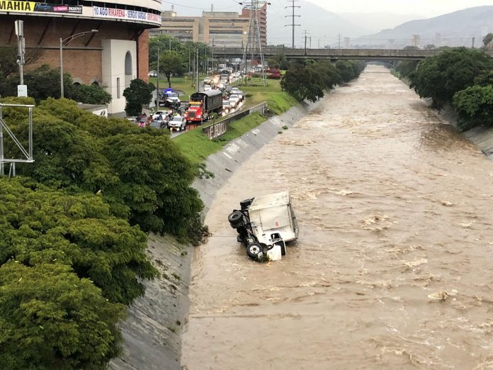 Tractocamión cayó al Río Medellín