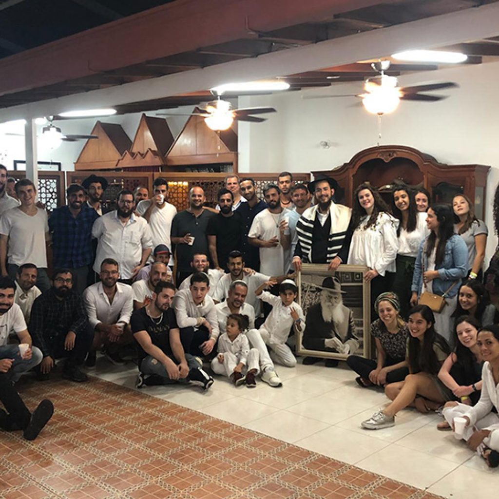 Israelíes reunidos en Casa Chabad. Fotos cortesía Jaim Shenberger.