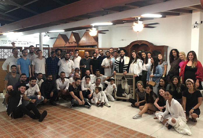 Israelíes reunidos en Casa Chabad. Fotos cortesía Jaim Shenberger.