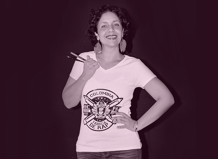 Johana Logreira, diseñadora y calígrafa, hace en Navidad trabajo comunitario. Reúne a amigos y a desconocidos alrededor de una causa.