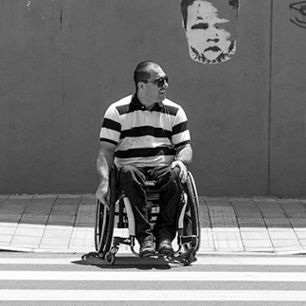 Accesibilidad en El Poblado. Desafiando obstáculos sobre ruedas por las aceras de El Poblado Más de un 80 por ciento de los andenes son inaccesibles.