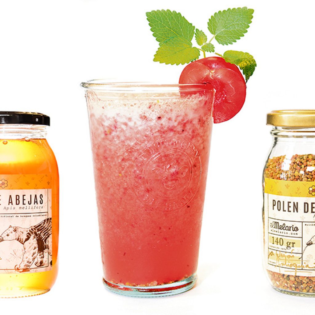 Jugo de frutos rojos endulzado con miel y polen