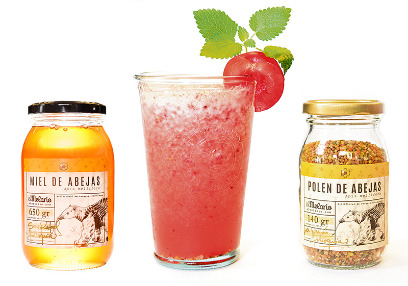 Jugo de frutos rojos endulzado con miel y polen
