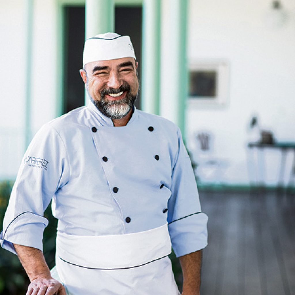 El cocinero Óscar Pérez lanza su primer libro de cocina. Una excusa para revisar otros textos especializados para regalar en estos días.