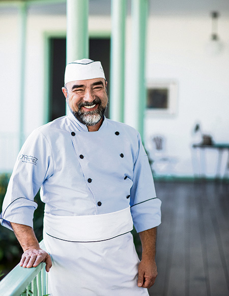 El cocinero Óscar Pérez lanza su primer libro de cocina. Una excusa para revisar otros textos especializados para regalar en estos días.